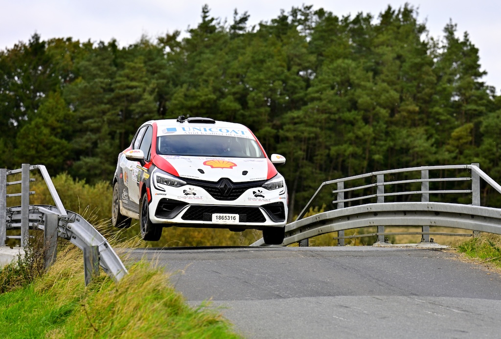 Jacob Egholm og Rikke Pilgaard flyver hen over en bro i deres Renault Clio Rally5.
(Foto: Michael Eisenberg)